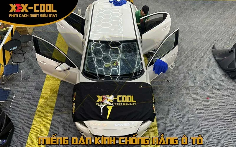 Miếng dán kính chống nắng ô tô