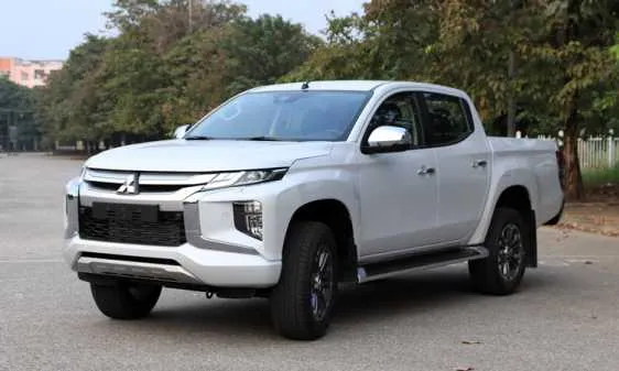 Khoang lái xe bán tải màu đen với vô lăng và bảng điều khiển hiện đại