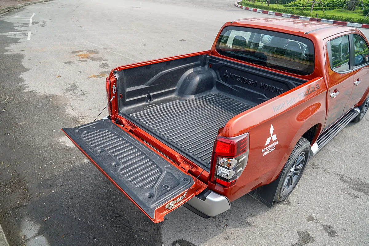 Nắp thùng xe bán tải gia đình nguyên bản thường không có nắp đậy, cần lắp thêm phụ kiện