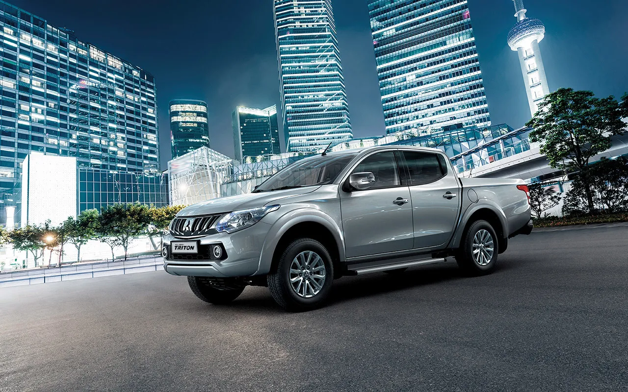 Mẫu xe bán tải Mitsubishi Triton 4x2 MT màu đỏ đang di chuyển trên đường đất