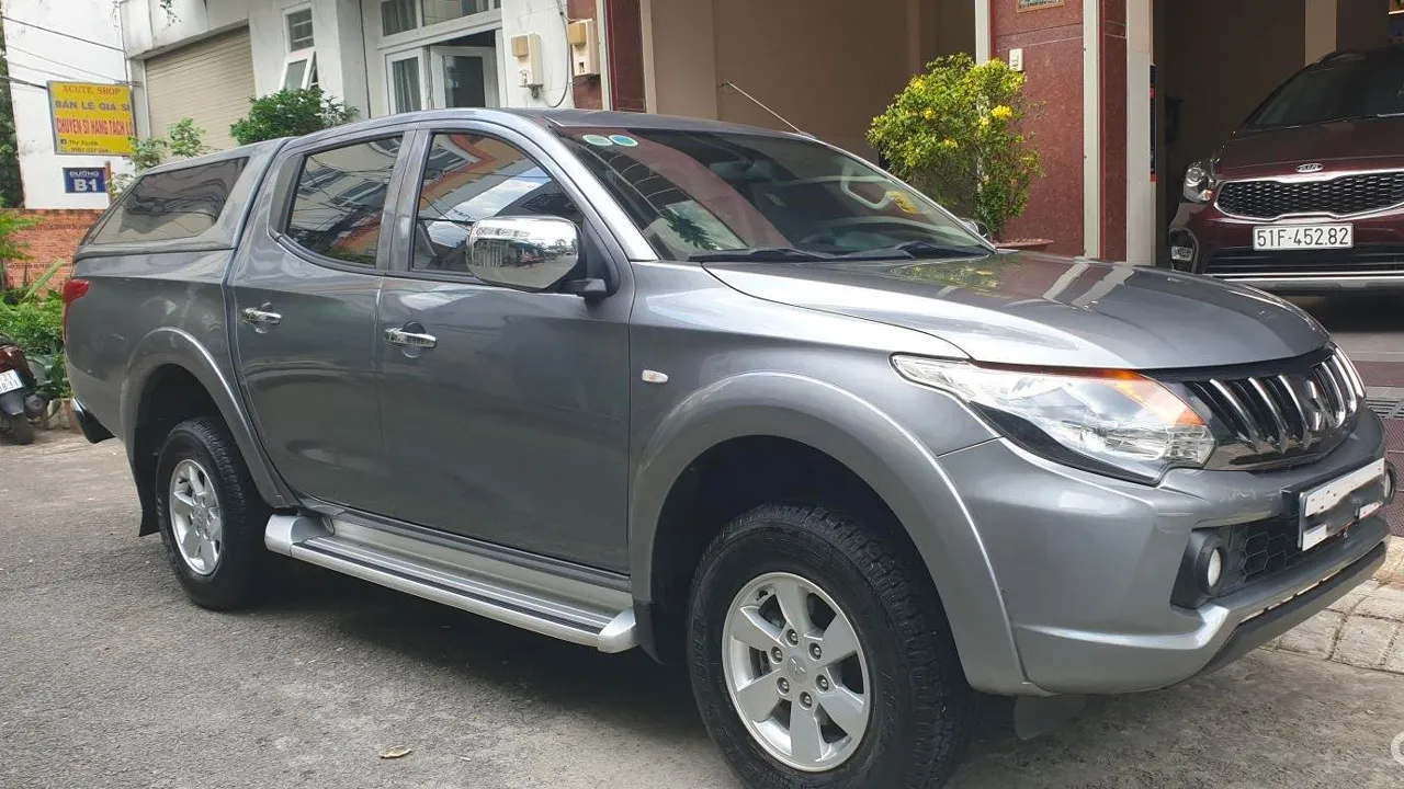 Xe bán tải Mitsubishi Triton 2010 trên đường phố