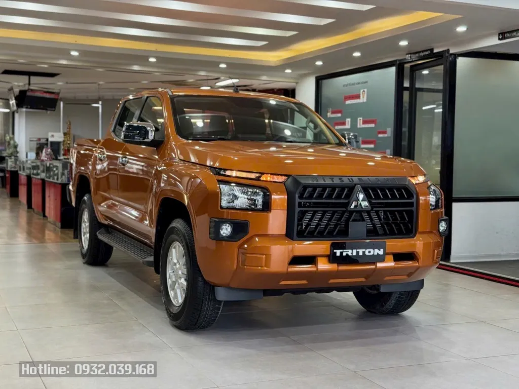 Mitsubishi Triton GLX tiêu chuẩn màu cam nổi bật trên đường phố