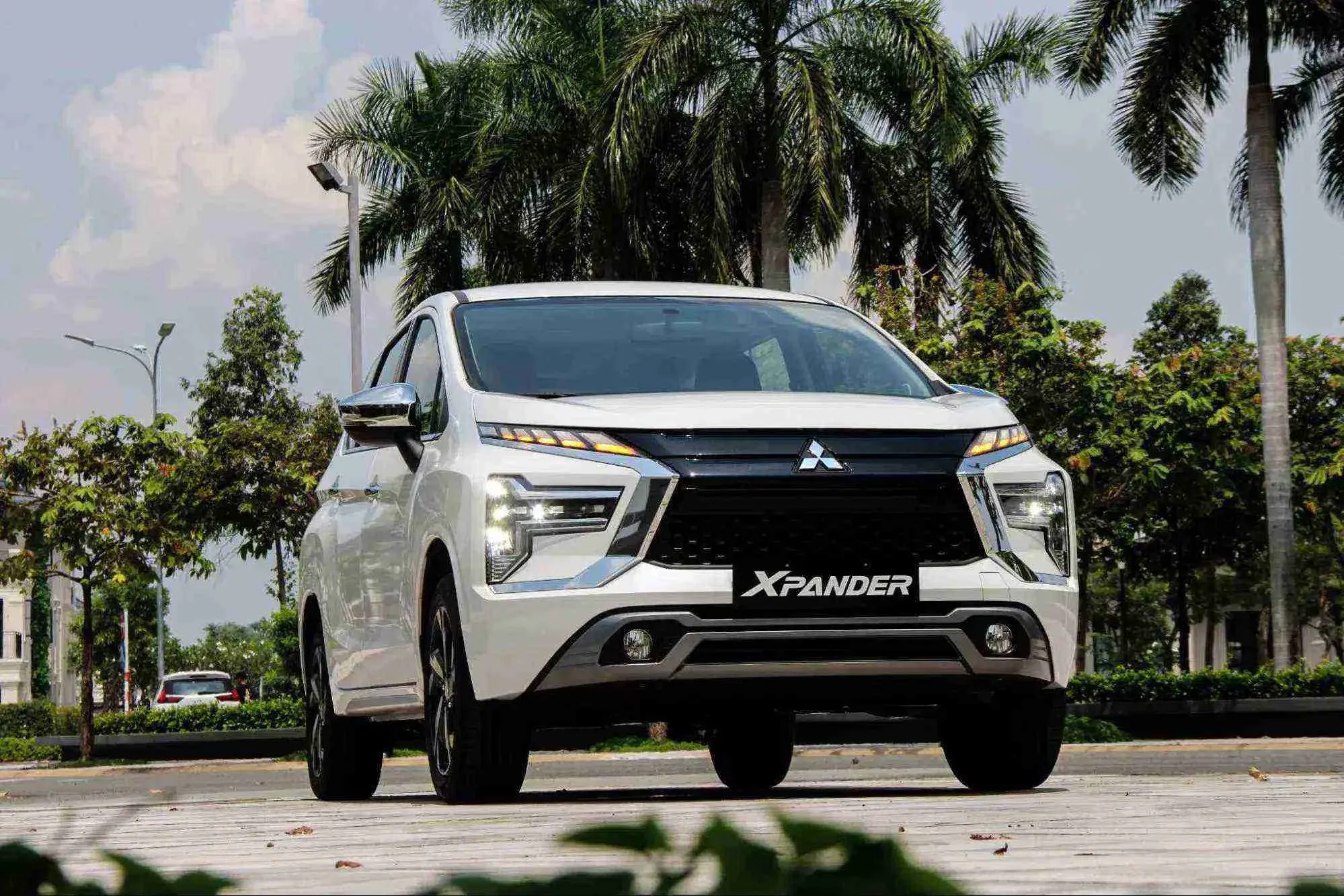 Ngoại thất Mitsubishi Xpander 2026 màu trắng chụp góc 3/4 trước