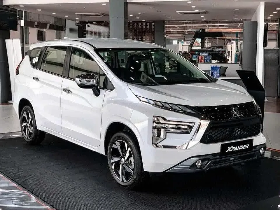 Ngoại thất Mitsubishi Xpander 2026 màu trắng chụp góc 3/4 sau