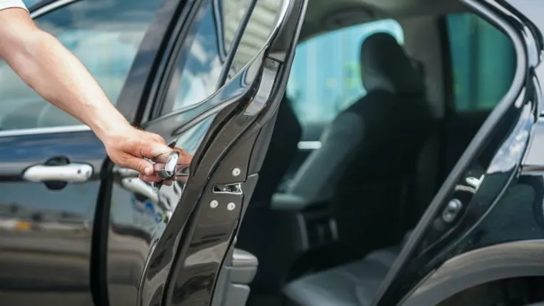 Thực hiện quy tắc mở cửa xe ô tô an toàn Dutch Reach