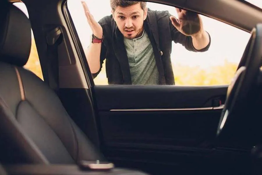 Xác định vị trí chốt cửa xe ô tô bằng cách nhìn từ ngoài kính xe vào