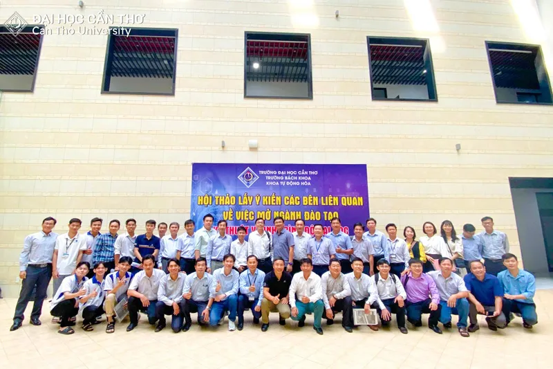 Đại biểu tham dự Hội thảo chụp ảnh lưu niệm sau chương trình tại Đại học Cần Thơ