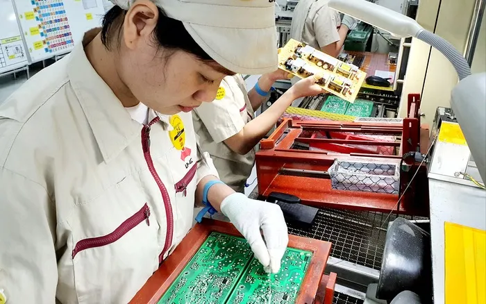 Kiểm tra trực quan quy trình lắp ráp linh kiện điện tử tại nhà máy đạt tiêu chuẩn High-Tech