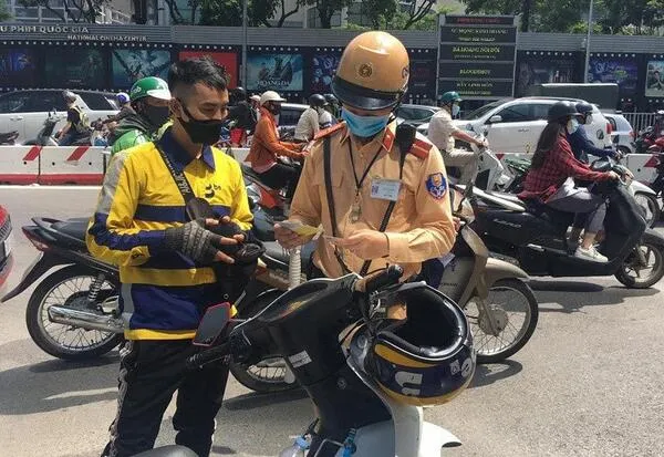 Kiểm tra mức phạt khi không mang bảo hiểm xe máy theo quy định mới nhất.