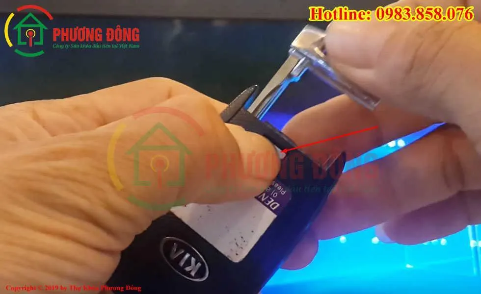 Lấy khóa cơ ra khỏi cụm khóa thông minh