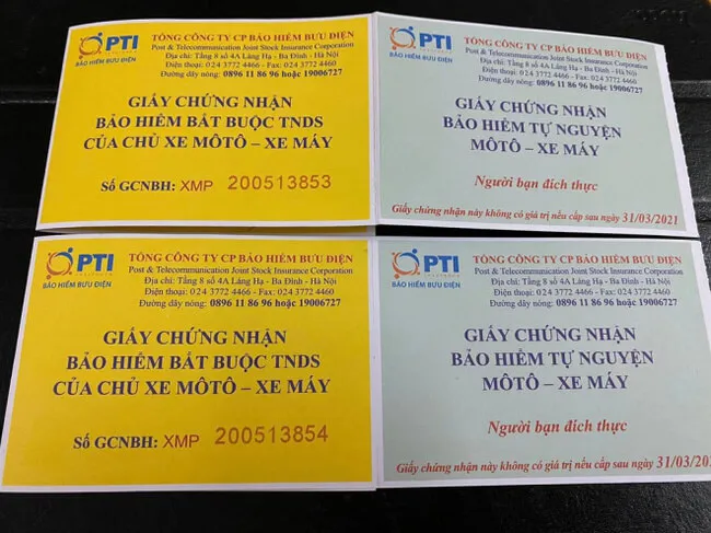Bảo hiểm xe máy bắt buộc màu vàng và Bảo hiểm xe máy tự nguyện thường có màu xám hoặc xanh nhạt