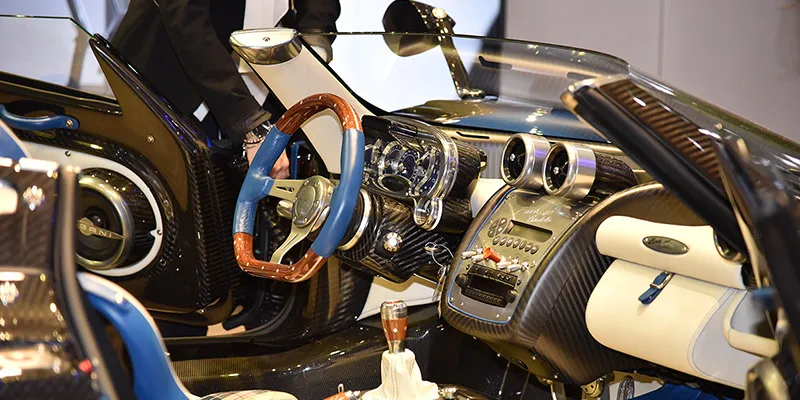 Hình ảnh một chiếc siêu xe hiện đại màu đen bóng loáng với đường nét thiết kế khí động học tinh tế