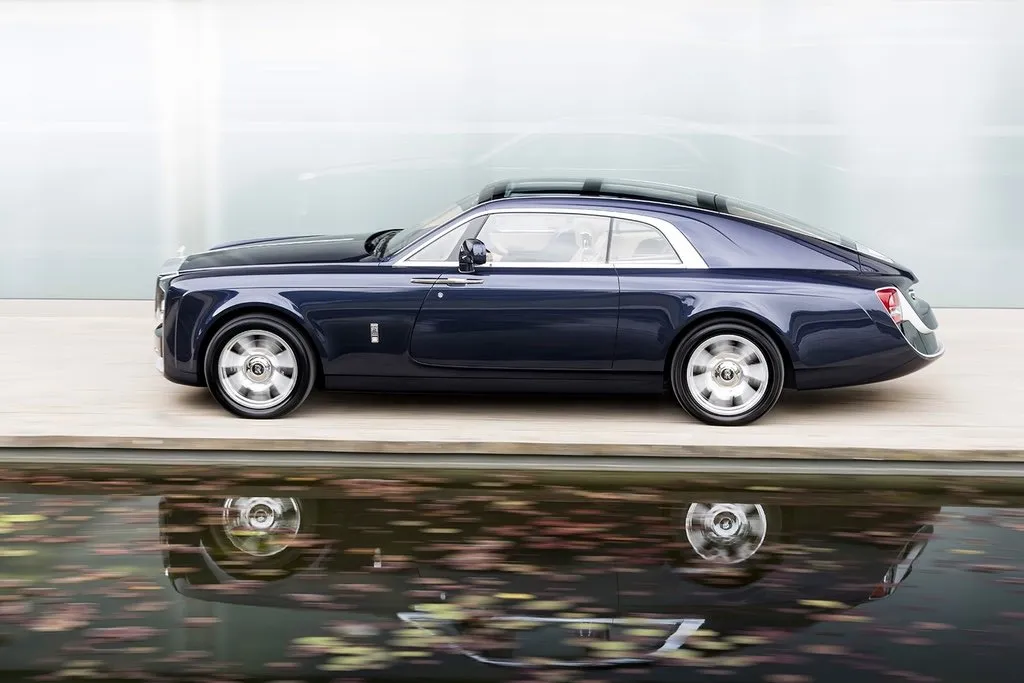 Hình ảnh Rolls-Royce Sweptail màu đen, chụp phần đuôi xe kéo dài với mái kính toàn cảnh