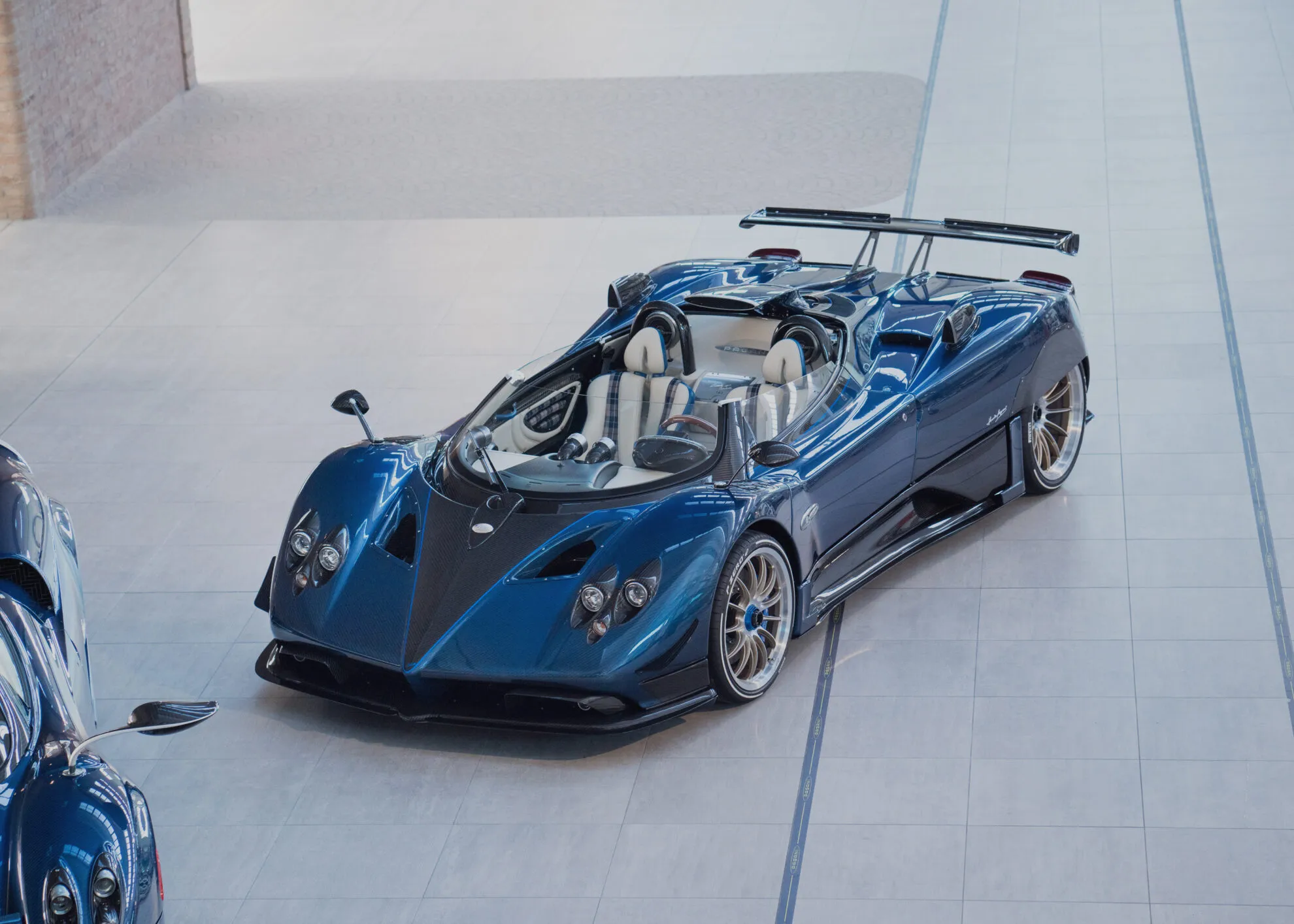 Hình ảnh Pagani Zonda HP Barchetta màu xanh dương với mui trần và bánh sau được che một phần