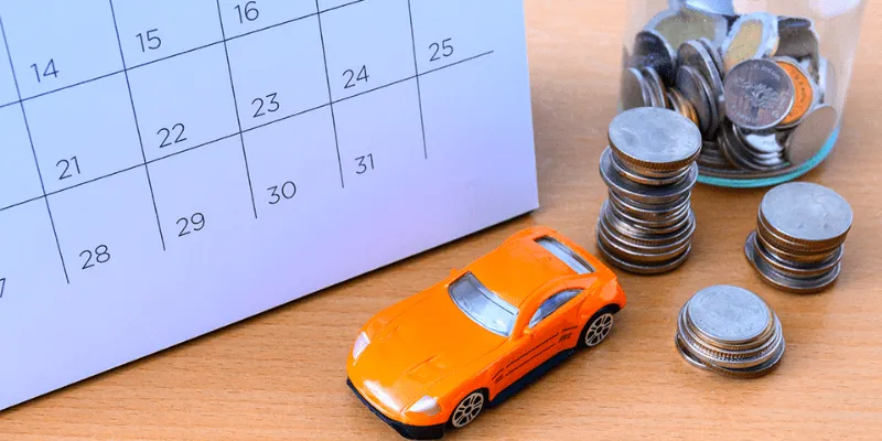 Ba người đang bàn bạc trên một chiếc xe hơi