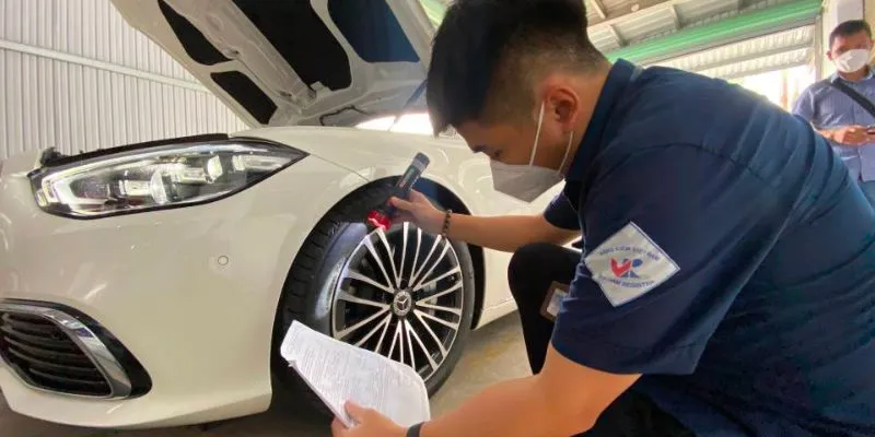 Kiểm tra gầm xe trên dây chuyền thiết bị hiện đại