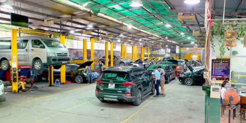 Toàn cảnh một khu vực sửa chữa và bảo dưỡng xe hơi chuyên nghiệp, thể hiện quy mô của gara ô tô uy tín tại Hà Nội