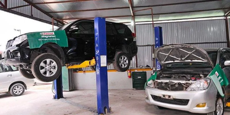 Khu vực làm việc chuyên nghiệp, sạch sẽ của một garage ô tô uy tín tại Hà Nội với đầy đủ dụng cụ sửa chữa