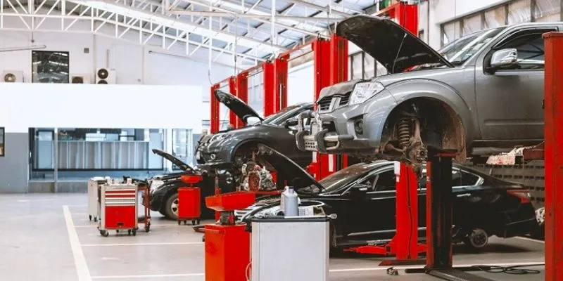 Hình ảnh chi tiết về một chiếc xe đang được bảo dưỡng, nhấn mạnh sự tỉ mỉ trong quy trình của gara uy tín