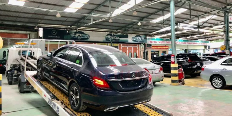 Một góc khu vực làm việc sạch sẽ, ngăn nắp của gara ô tô uy tín, thể hiện sự chuyên nghiệp và tuân thủ 5S