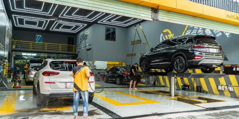 Mô tả chi tiết một thiết bị chẩn đoán hiện đại được sử dụng trong gara ô tô uy tín tại Hà Nội để kiểm tra hệ thống điện