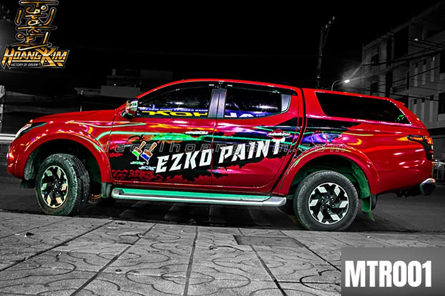 Chi tiết tem xe bán tải Triton màu đỏ và đen tạo hiệu ứng thị giác mạnh mẽ