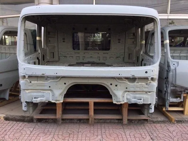 Kiểm tra phần thùng xe và ngoại thất của xe bán tải cũ để phát hiện các dấu hiệu va chạm