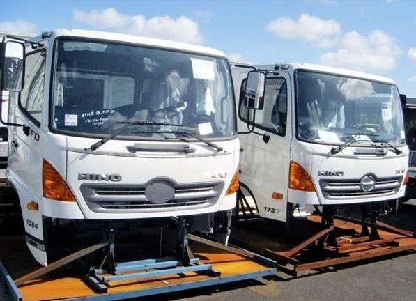 Mô tả chi tiết nội thất và khoang lái của một chiếc xe bán tải cũ Ford Ranger đời sâu