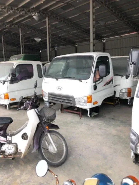 Kiểm tra chi tiết khoang động cơ của một chiếc xe đã qua sử dụng để đánh giá tình trạng bảo dưỡng