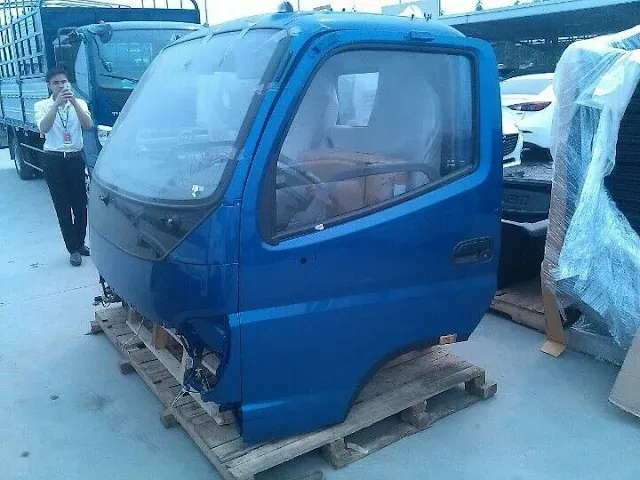 Hình ảnh về một chiếc xe bán tải cũ đang được trưng bày tại một điểm giao dịch