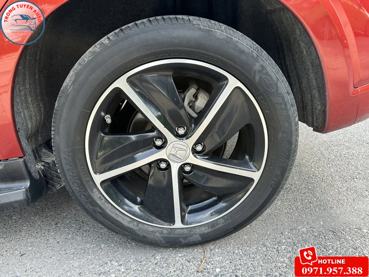 Chi tiết đèn pha LED và lưới tản nhiệt của HR-V 2019 L, làm nổi bật sự sang trọng của chiếc xe ô tô honda cũ này