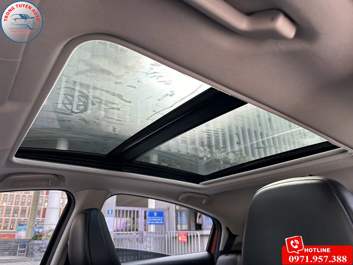 Nội thất khu vực lái và màn hình giải trí, thể hiện tính năng tiện ích của Honda HR-V L 2019