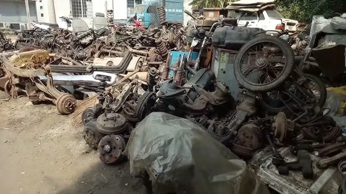 Các linh kiện xe cũ rã ra từ ô tô và xe bán tải hết đời được thu mua