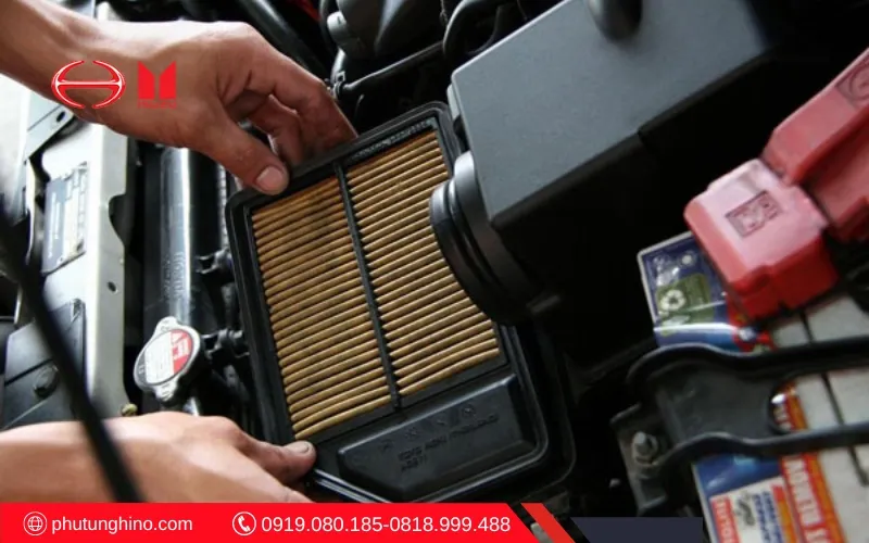 Kỹ thuật viên tư vấn lựa chọn phụ tùng ô tô