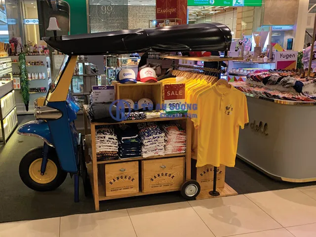 Xe tải bán hàng lưu động bán quần áo