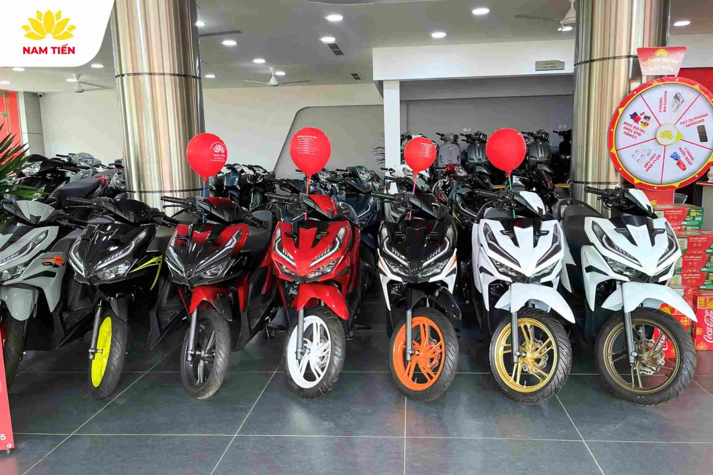 Người dân đang làm thủ tục đăng ký xe máy tại cơ quan công an giao thông