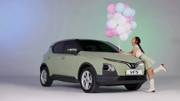 Phiên bản VinFast VF5 màu xanh nhạt trẻ trung phù hợp cho phái nữ