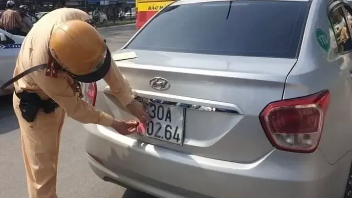Người điều khiển xe tải cần chú ý gắn biển số đúng quy định để tránh mức phạt cao