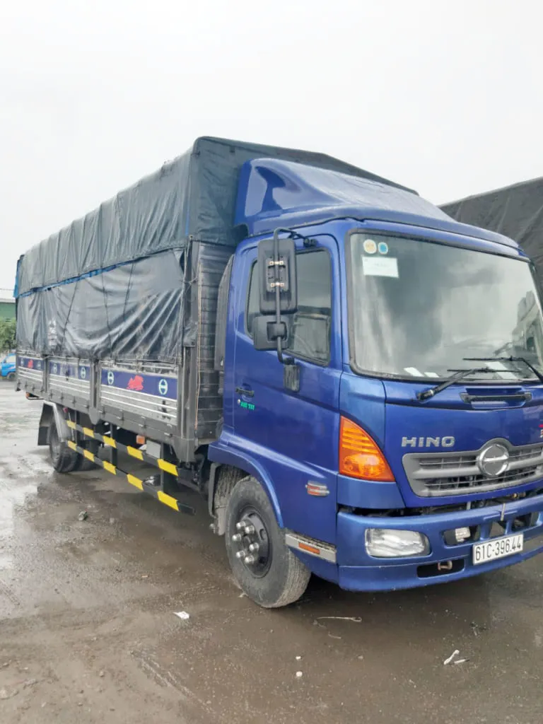 Xe Hino FC gắn mui lướt gió