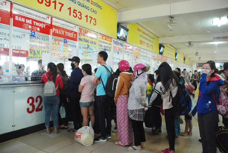 Hành khách phải xếp hàng chờ để mua vé xe khách tại quầy vé ở bến xe