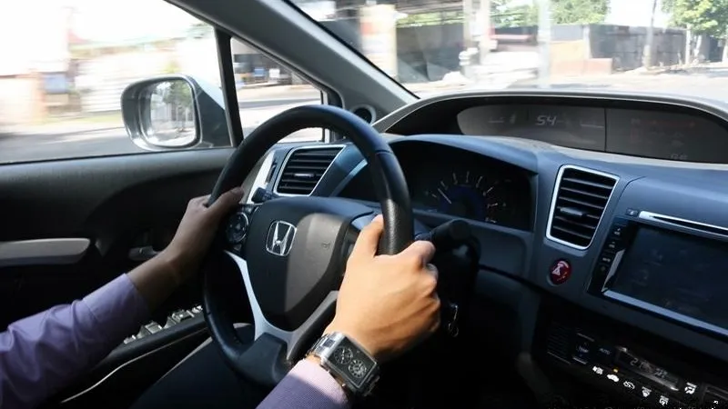 Học viên đang thực hành lái xe trên sân tập