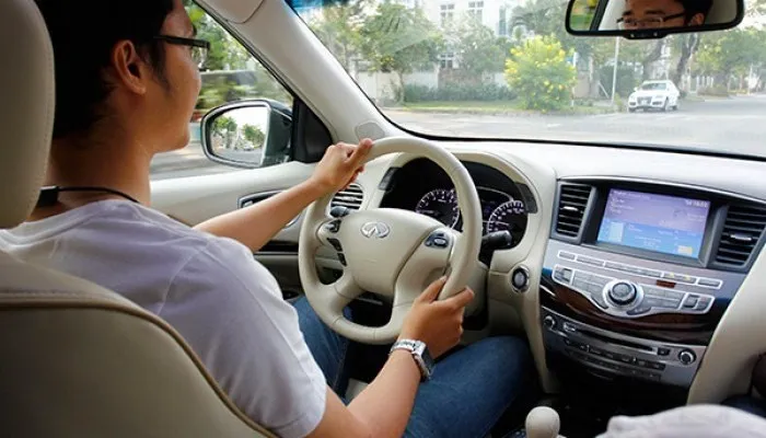 Giáo viên tận tình hướng dẫn học viên điều khiển vô lăng trong xe tập lái