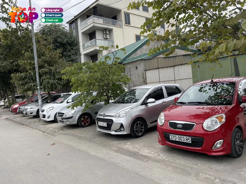 Thợ chuyên nghiệp đang kiểm tra động cơ xe bán tải cũ