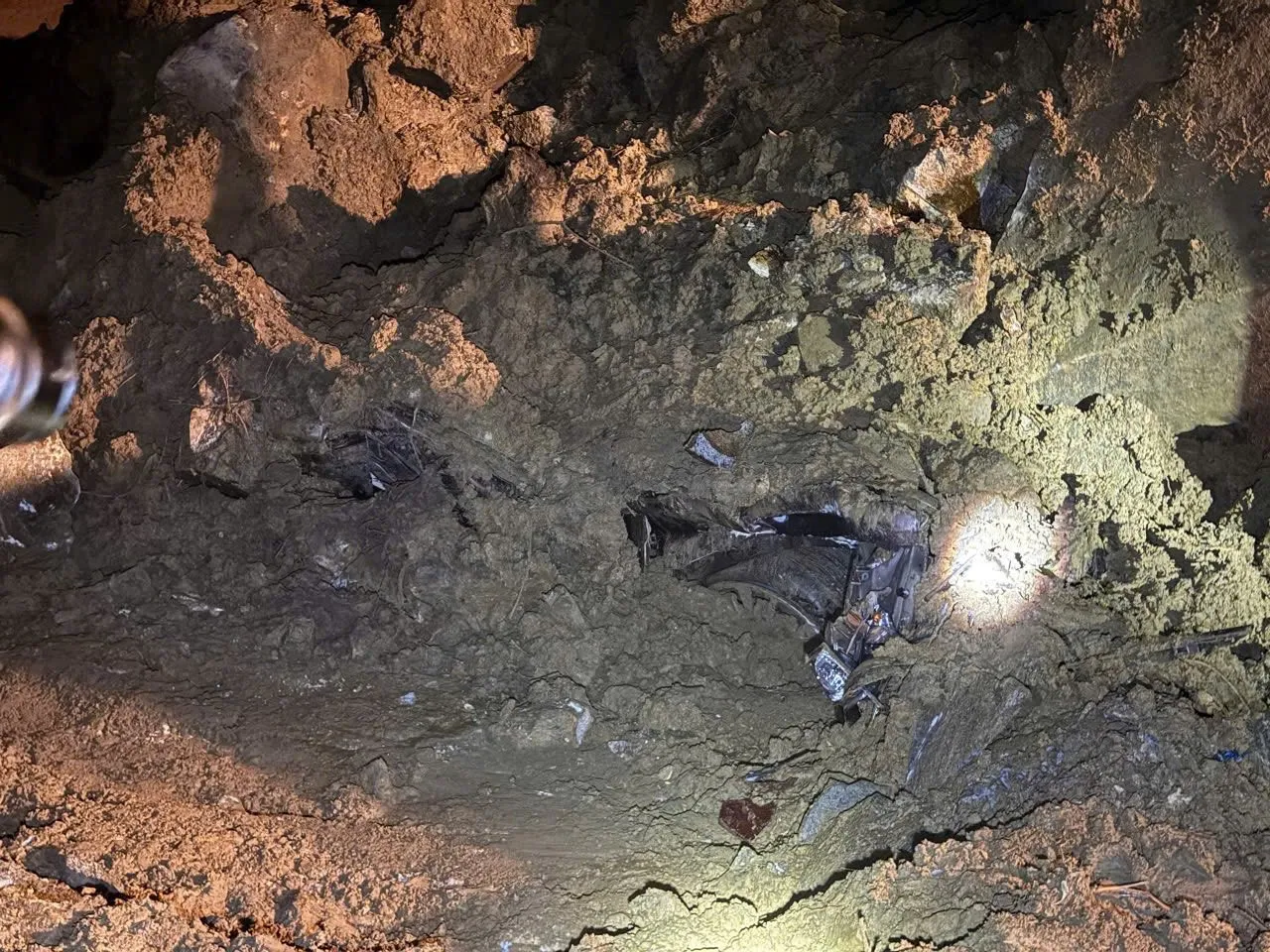 Hình ảnh chiếc xe bán tải ở lào biển số 24A-348.02 bị biến dạng hoàn toàn do vụ sạt lở nghiêm trọng tại Lào Cai