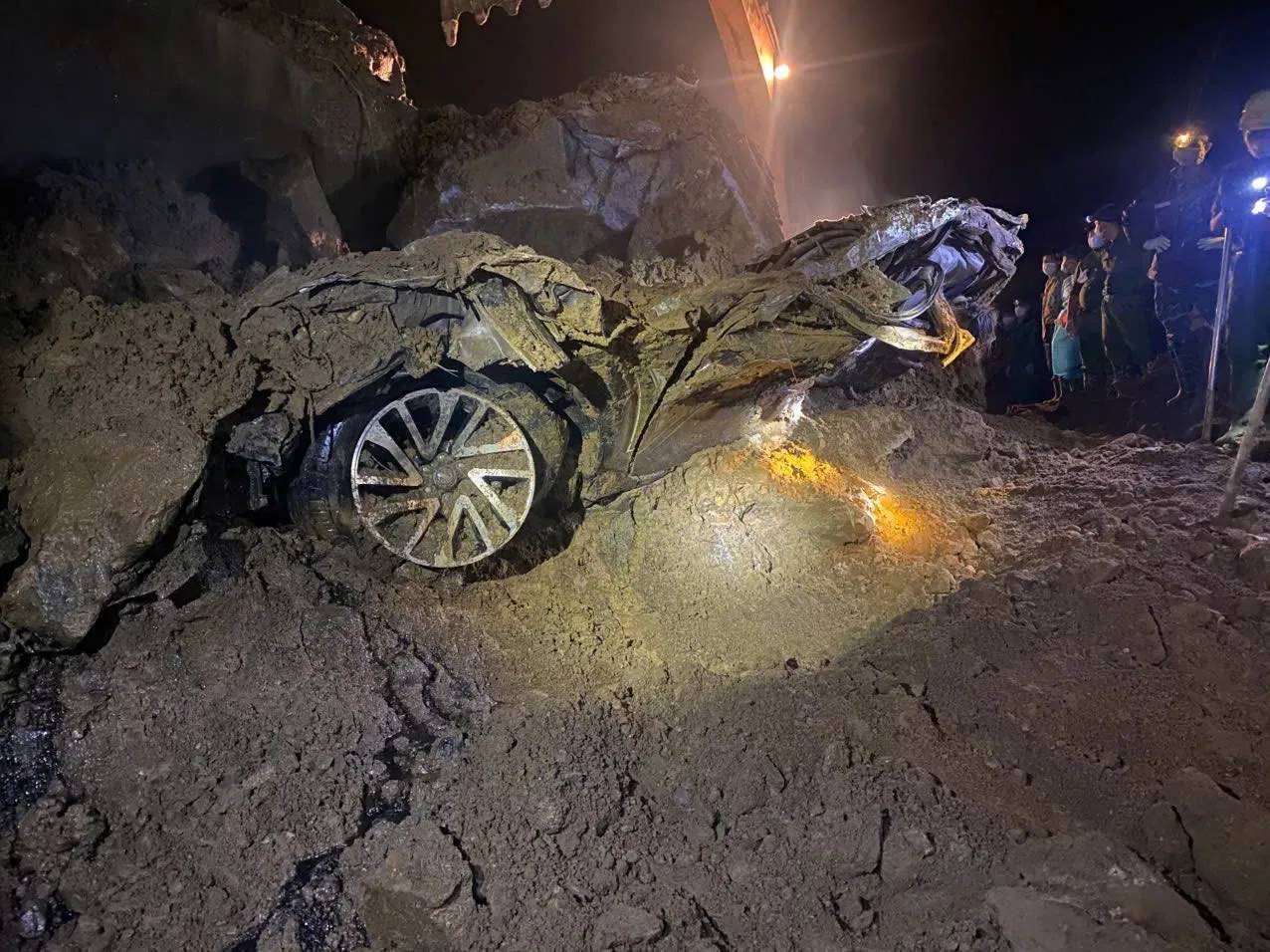 Xe ô tô bán tải được đưa ra khỏi hiện trường sạt lở ở thôn Pom Khén, minh họa rủi ro vận hành xe bán tải ở lào