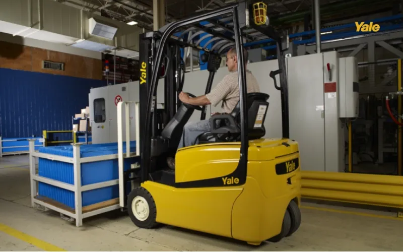 xe nâng điện Yale nâng hạ hàng hóa
