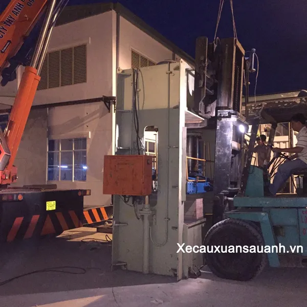 Nâng hàng bằng xe cẩu chuyên dụng tại Bình Dương