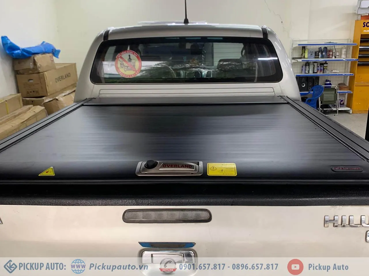 Nắp thùng cuộn Overland chính hãng lắp đặt trên xe bán tải Toyota Hilux đời 2012