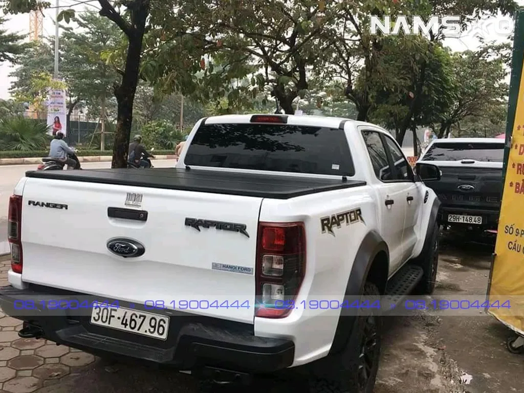 Cận cảnh nắp thùng 3 tấm màu đen trên Ford Ranger