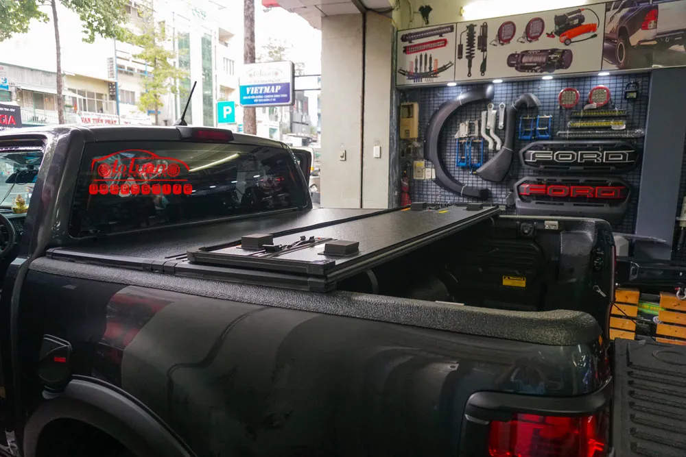 Nắp thùng 3 tấm có cấu trúc gập giúp người dùng dễ dàng mở hoặc đóng từng phần nắp để lấy hàng hóa